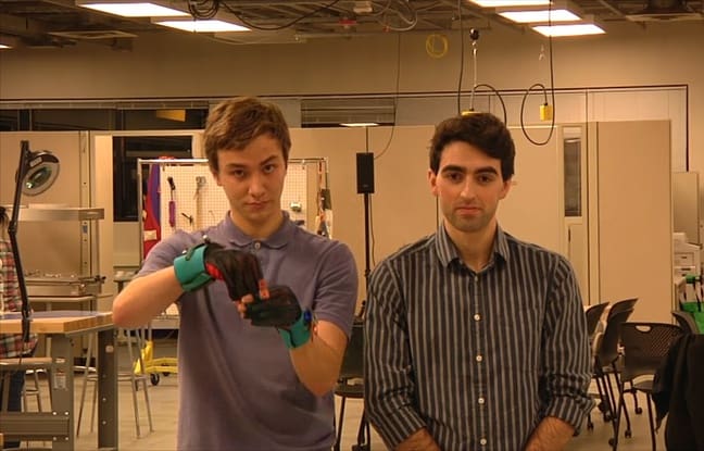 Université de Washington: Deux étudiants inventent des gants capables de traduire le langage des signes (vidéo)