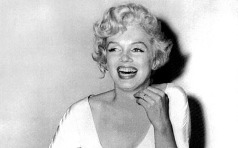 Une large collection de vêtements de Marilyn Monroe sera vendue aux enchères (vidéo)