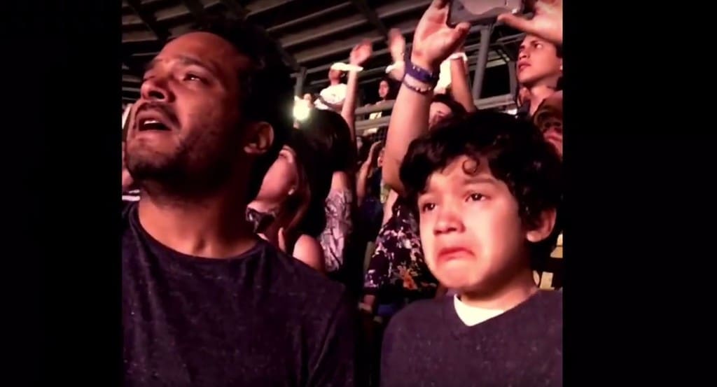 Un enfant autiste submergé par l’émotion en assistant au concert de Coldplay