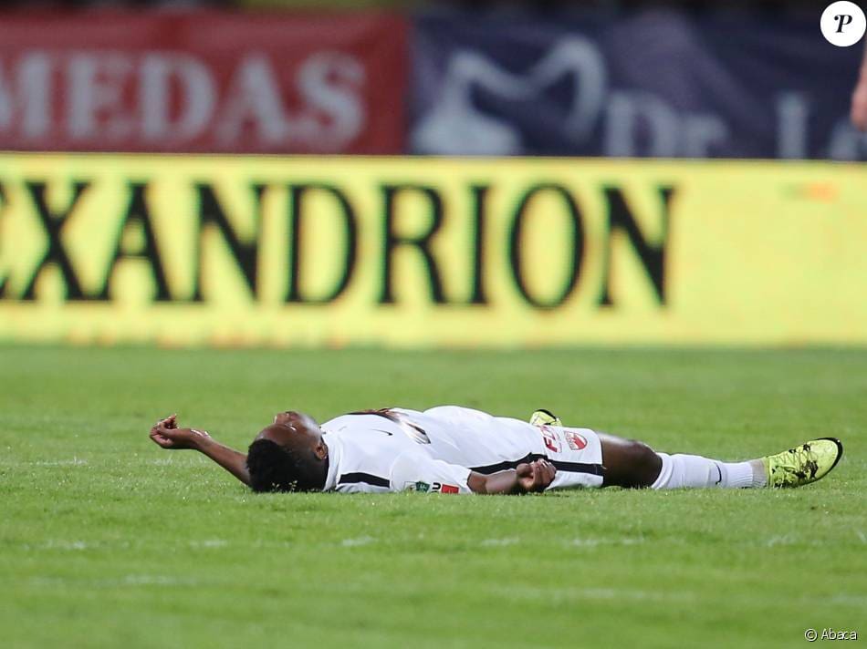 Le milieu de terrain du Dinamo Bucarest  »Patrick Ekeng » mort brutalement sur le terrain (vidéo)