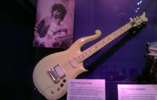 ‘ »Yellow Cloud »: La guitare de Prince aux enchères