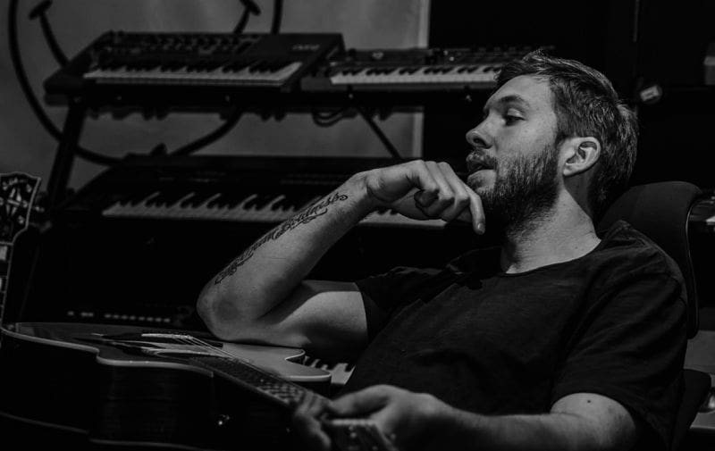 Calvin Harris victime d’un grave accident de voiture (vidéo)