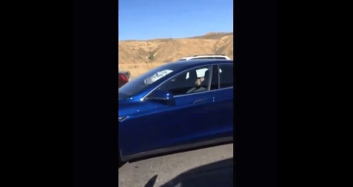 Il dort tranquillement au volant  laissant sa Tesla faire le travail