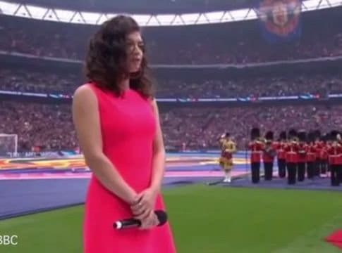 Finale de la coupe d’Angleterre de football: Censée chanter l’hymne nationale devant un stade plein à craquer, elle oublie les paroles (vidéo)
