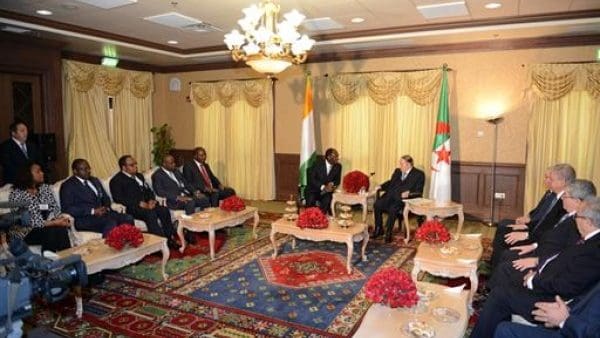 Algérie: Bouteflika fait sa premiere apparition en recevant le président Ouattara