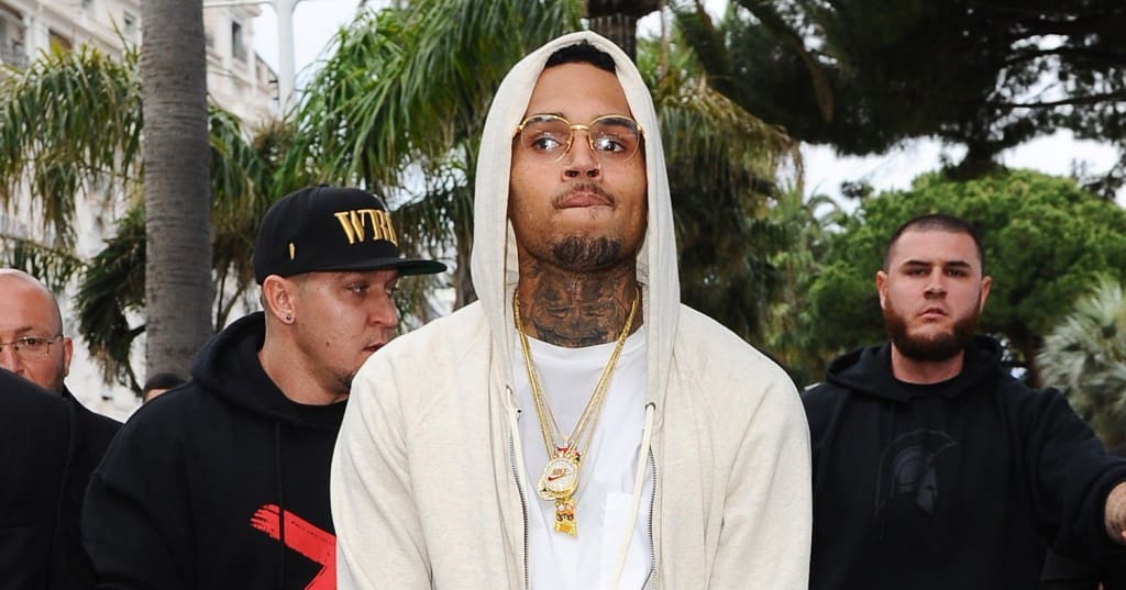 Chris Brown expulsé d’un jet à destination de Cannes, pour avoir fumé un joint à bord