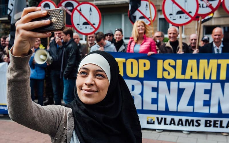 Belgique : Une femme voilée prend un selfie lors d’une manifestation islamophobe