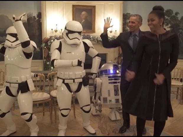 Le couple Obama s’éclate à la maison blanche pour célébrer le 4 mai : journée nationale de Star Wars (vidéo)