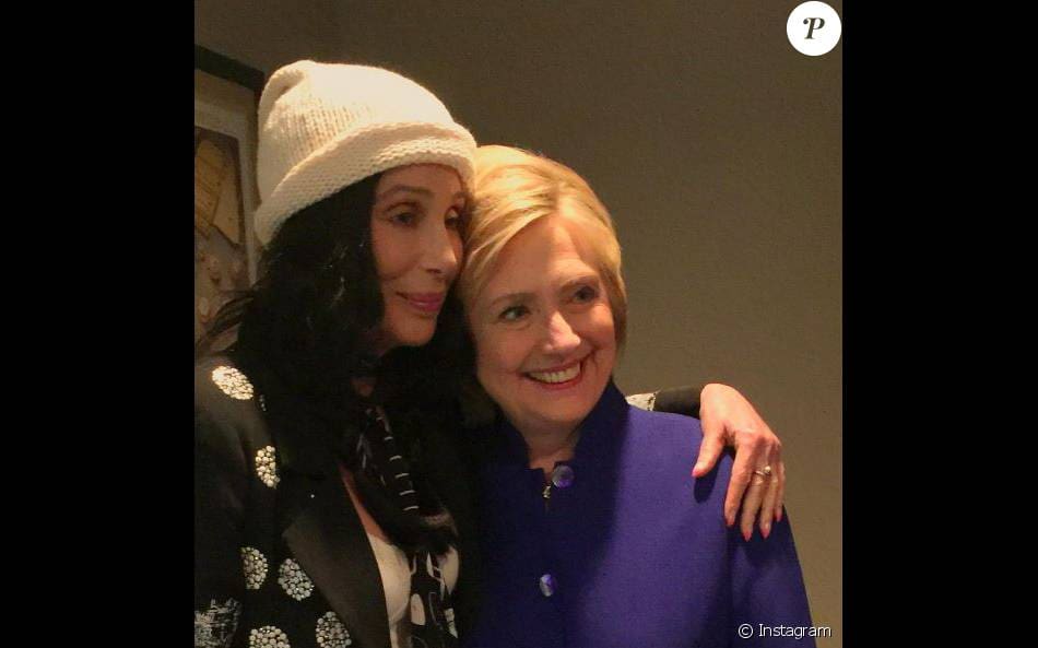 Faux: Cher n’est pas mourante, elle a assisté tout sourire au concert en faveur d’Hilary Clinton