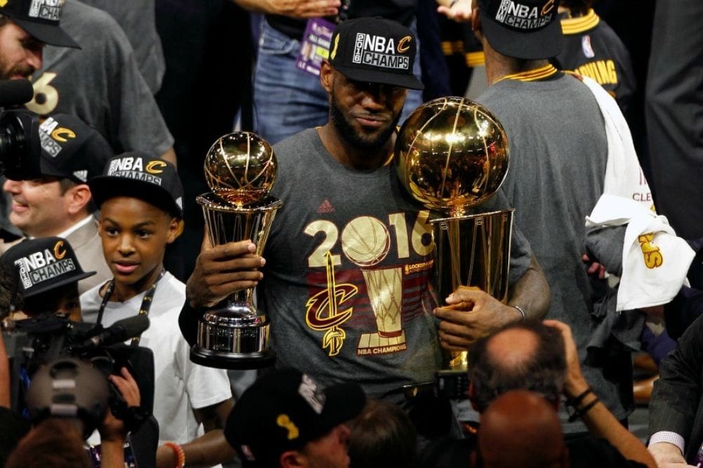 NBA: Pour la première fois de l’histoire du basket, les Cavaliers de Cleaveland remporte le titre champion de NBA (vidéo)