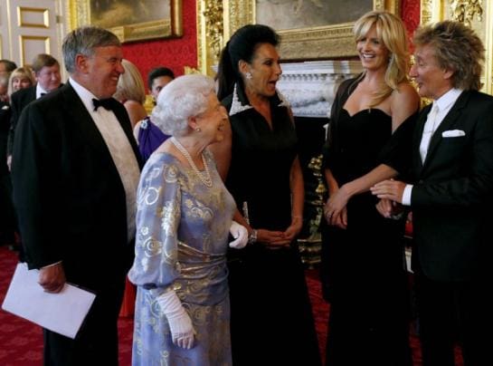 Rod Stewart anobli par la Reine Elizabeth à l’occasion de ses 90 ans  (vidéo)