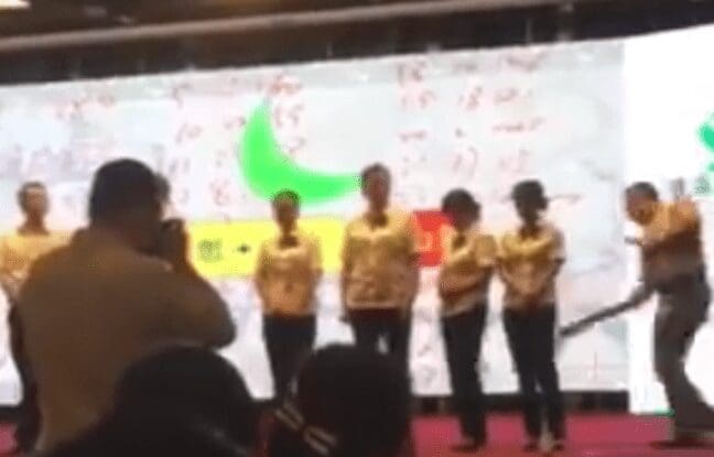 Chine: Un formateur donne des fessées à ses employés, la vidéo fait le tour de la toile (vidéo)