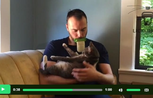Licki Brush: La langue en silicone qui permet de lécher votre chat comme si vous en étiez un (vidéo)