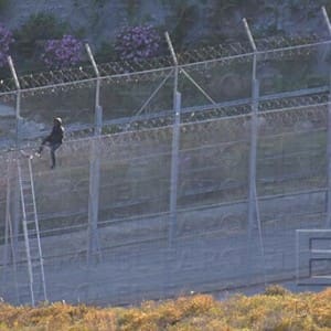 Sebta : Un subsaharien passe 17 heures suspendu au grillage de 6 mètres séparant le préside occupé du Maroc (vidéo)