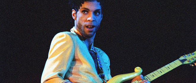 Enchères : la guitare de Prince et des cheveux de Bowie  adjugées respectivement à plus de 137 000 et 18 000 dollars.