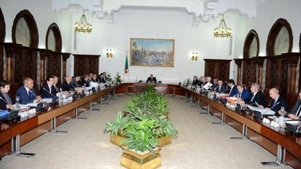 Algérie: Énième remaniement en plein crise économique
