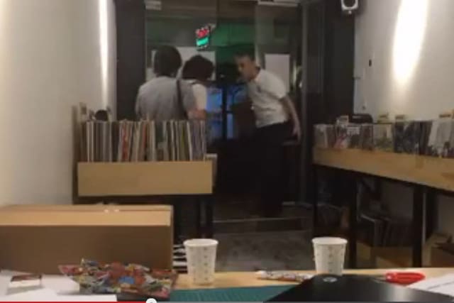 Turquie : Des fans du groupe Radiohead attaqués par un groupe d’islamistes chez un disquaire d’Istanbul (vidéo)