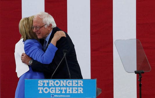 Bernie Sanders soutient finalement Hillary Clinton