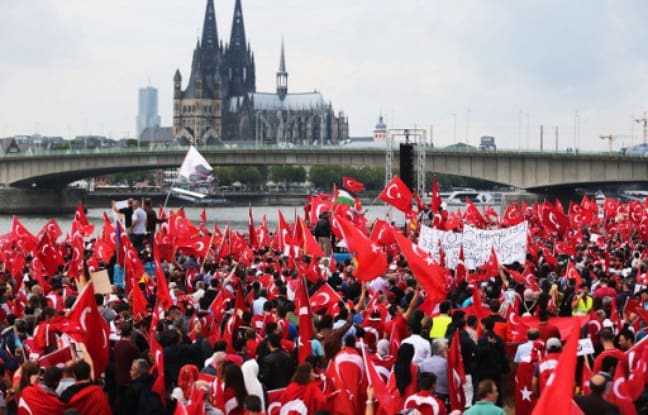 Climat tendu en Allemagne: 30 000 manifestants pro Erdogan défilent à Colonne (vidéo)