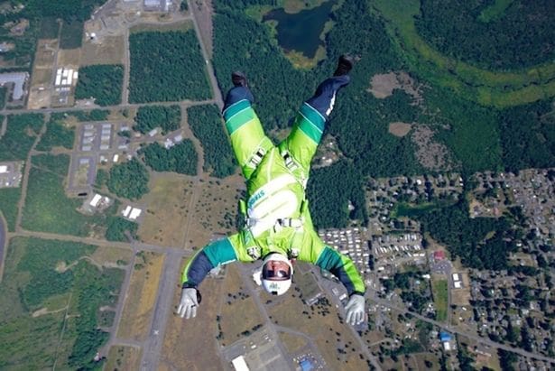 Lukas Aikis: Il saute à plus de 7 kilomètres d’altitude dans le vide et sans parachute (vidéo)