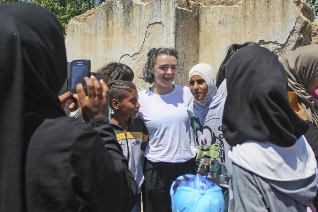 Game of Thrones: Deux actrices se sont rendues sur l’ile de Lesbos à la rencontre des réfugiés syriens (photos)