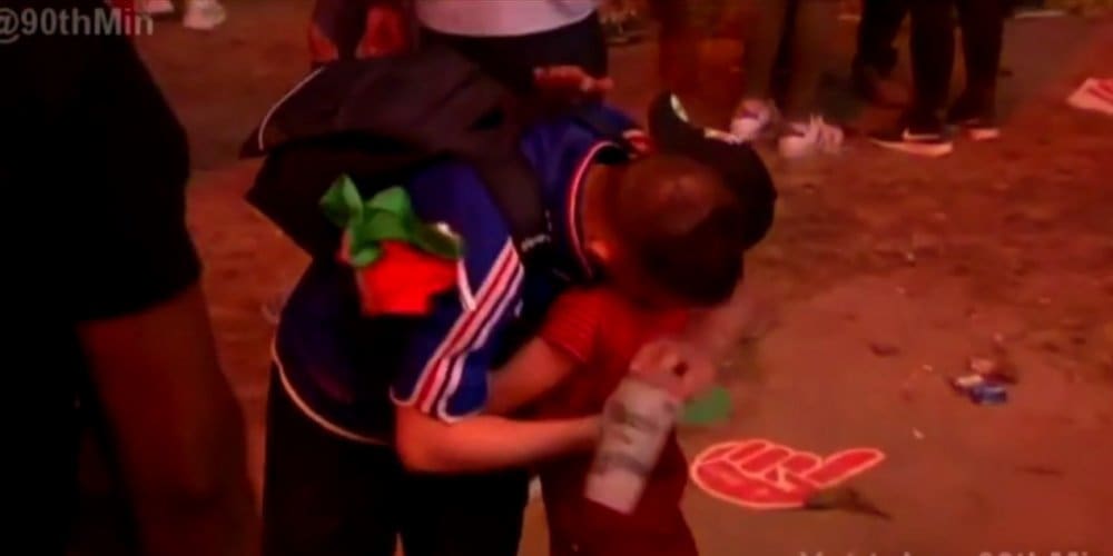 Un enfant portugais console un supporter français
