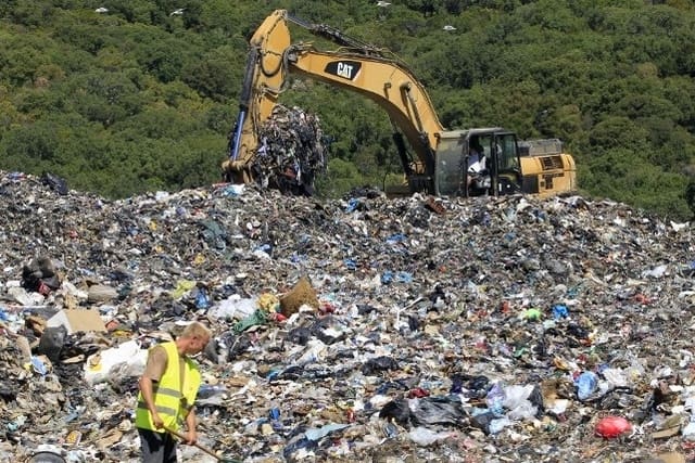 Le gouvernement décide d’interdire l’importation des déchets d’Italie en attendant leur analyse
