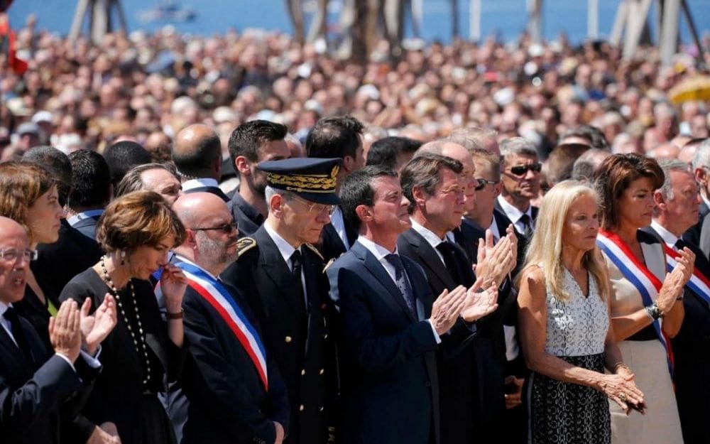 Attentat de Nice: Emmanuel Valls hué après la minute de silence en hommage aux victimes (vidéo)