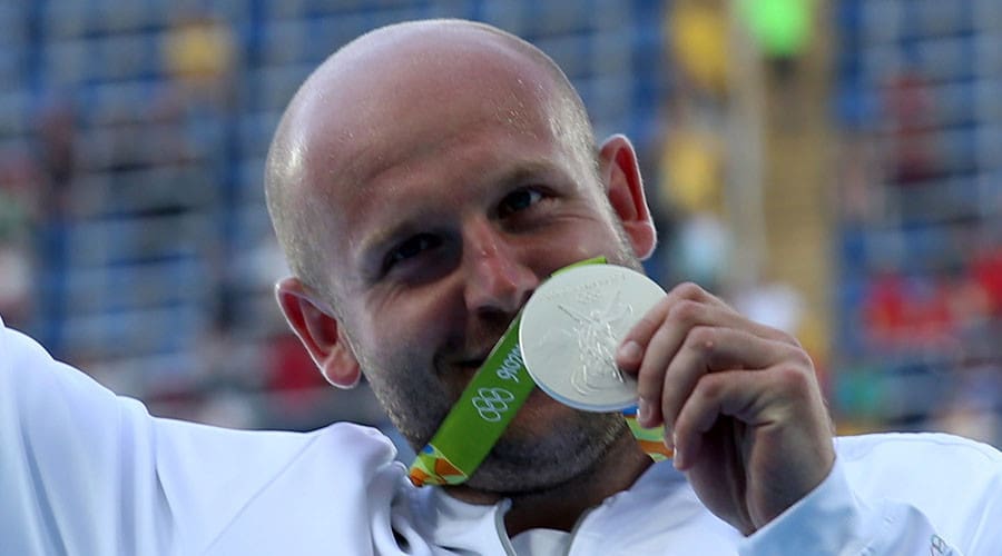 JO de RIO: Il vend sa médaille en argent aux enchères pour sauver un enfant atteint d’un cancer (photos)
