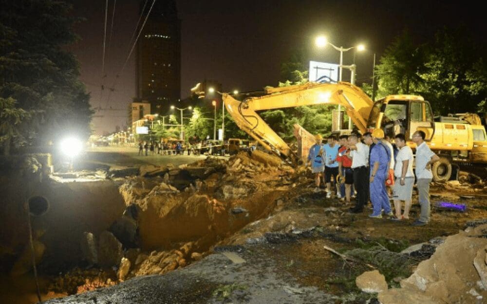 Chine: Un énorme trou s’est soudainement ouvert, et a avalé plusieurs passants (vidéo)