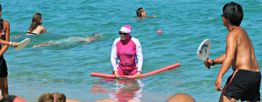 France: Sarkozy dénonce le port du burkini sur les plages et le qualifie de « provocation »