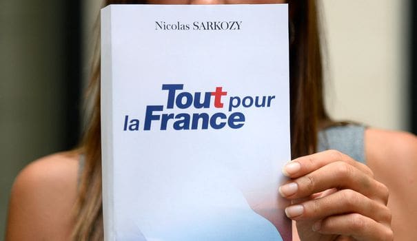 Nicolas Sarkozy : Il harcèle son éditrice pour avoir des nouvelles sur les ventes de son livre