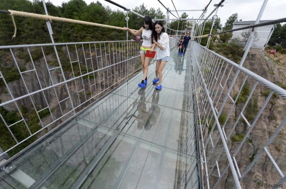 Chine: Le pont en verre le plus haut et plus haut du monde a été ouvert au public samedi (vidéo)