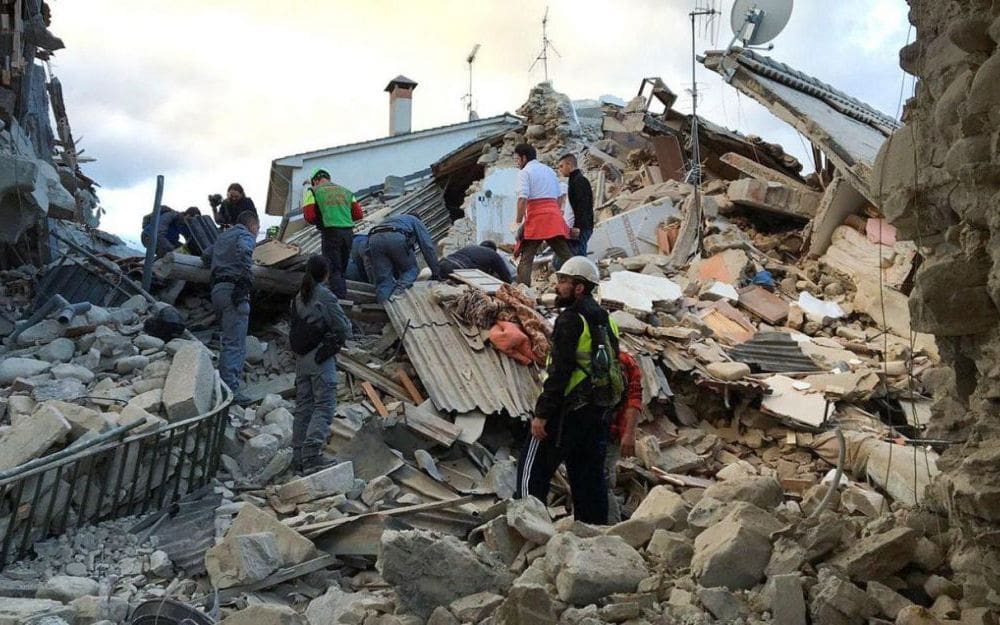 Italie: au moins 10 morts dans un puissant séisme de magnitude 6,2 (vidéo)