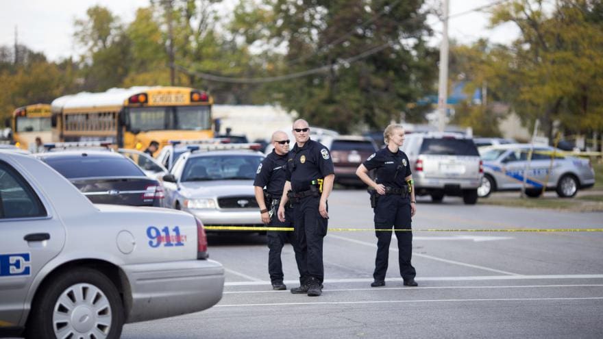 États-Unis:Un adolescent suspecté d’avoir tué son père avant d’ouvrir le feu dans une école primaire (vidéo)