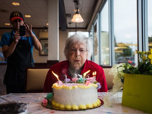 États-Unis: Une fidèle cliente de McDonalds âgée de 100 ans se voit offrir des repas gratuits et illimités (vidéo)