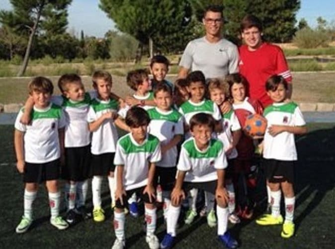 Quand Cristiano Ronaldo joue le ramasseur de balles au premier match de son fils (vidéo)