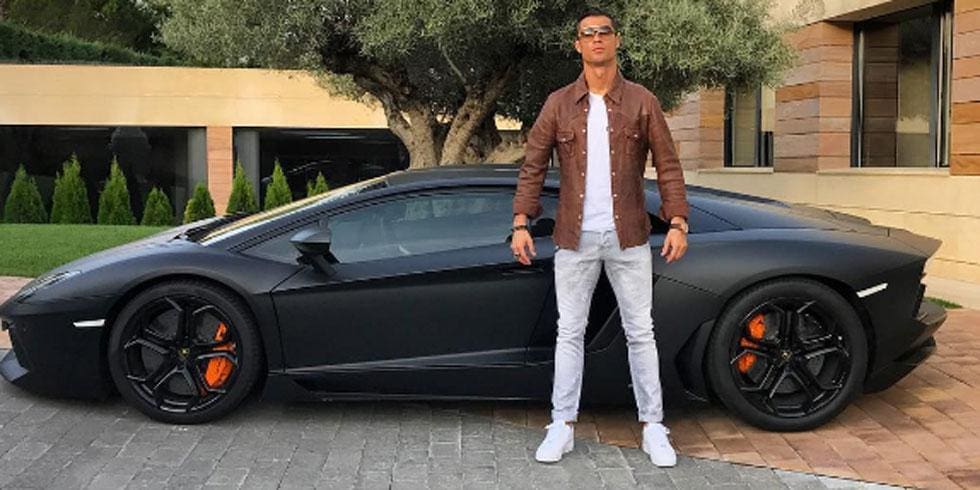 Les internautes s’amusent à détourner le dernier cliché de Cristiano Ronaldo prenant la pause devant sa nouvelle Lamborghini Aventador (photos)