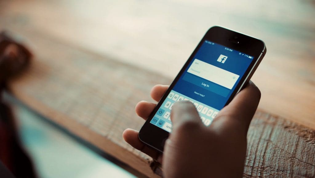 Facebook: L’application de messagerie  »Messenger » suggère des sujets de conversation en fouillant la timeline de vos amis
