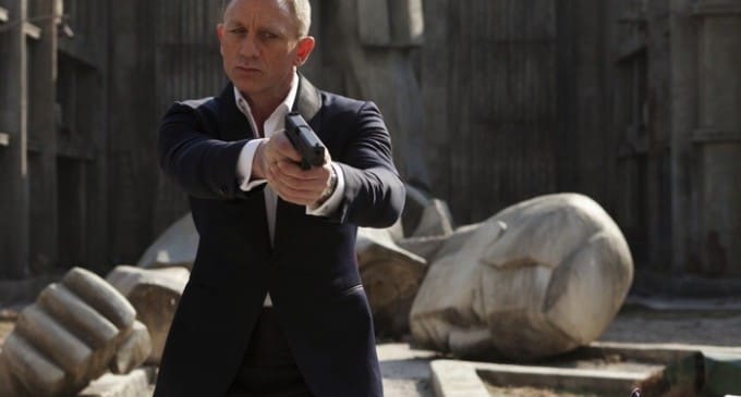 Fin du suspens: Daniel Craig change d’avis, il enfilera à nouveau son costume d’agent secret  »James Bond » (vidéo)