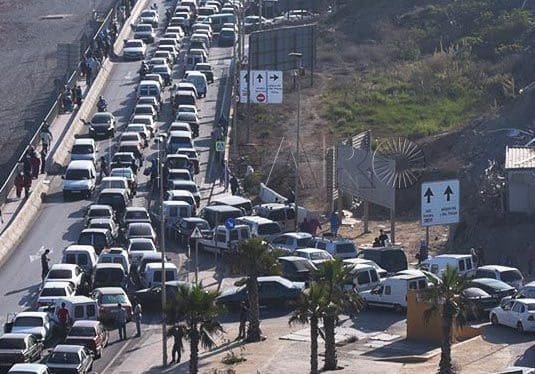 Elections:  files monstres de voitures au point de passage du Tarajal à Sebta