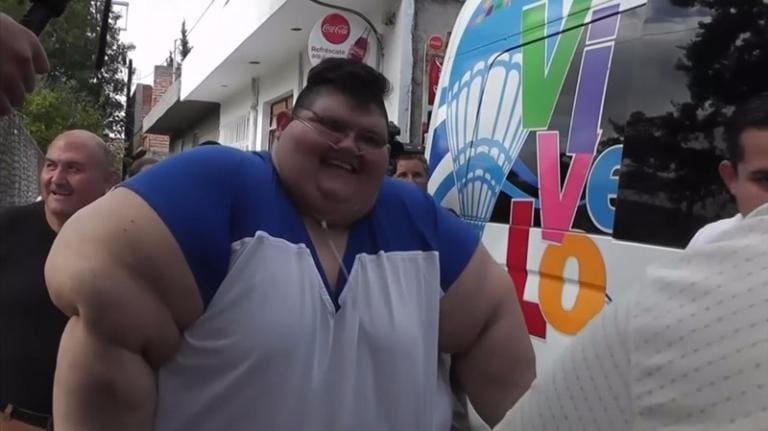 Juan Pedro Franco, un mexicain de 32 ans qui pèse 500kg sort de chez lui pour la première fois (vidéo)