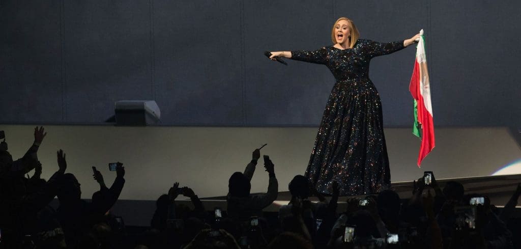 Adele perturbée par une chauve souris lors d’un concert au Mexique (vidéo)