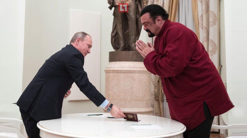 C’est officiel: L’acteur américain Steven Seagal reçoit le passeport russe des mains de Vladimir Poutine