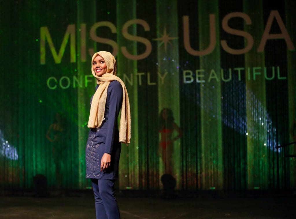 Halima Aden: Une candidate au concours Miss Minnesota, défile en hijab et burkini (vidéo et photo)