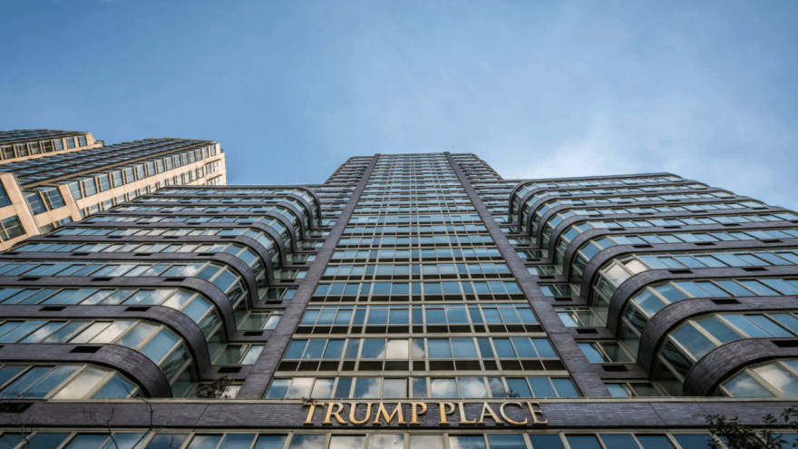 New York: Des résidences luxueuses se débarrassent des lettres T.R.U.M.P qui ornent leurs façades