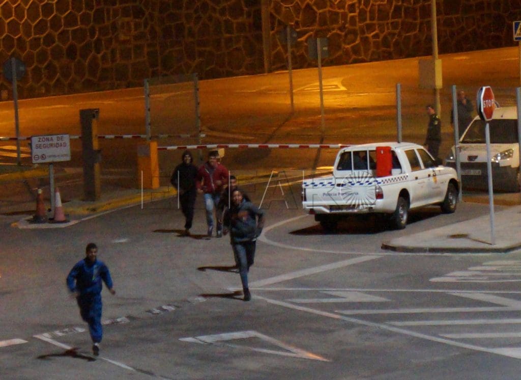 Melillia: les autorités marocaines organisent des rafles pour empêcher les mineurs d’accéder au préside occupé (El Faro)