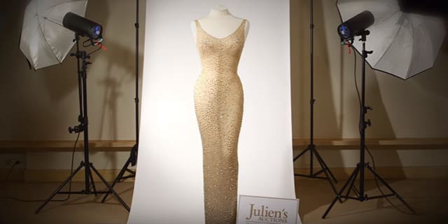 La robe portée par Marylin Monroe pour chanter  »Happy Birthday » au président John F Kenndy vendue à 4,8 millions de dollars (vidéos)