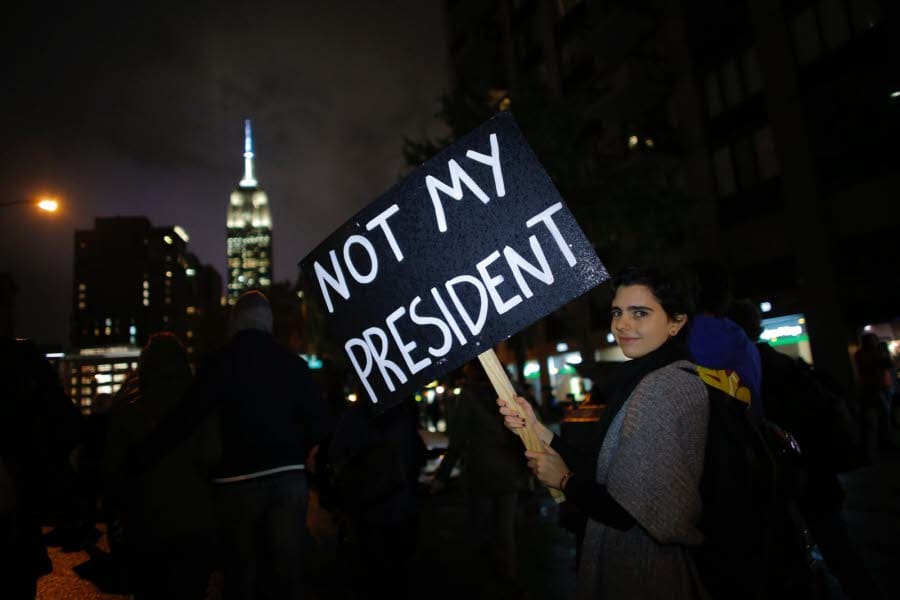 États-Unis: Des milliers de manifestants crient haut et fort  »Donald Trump n’est pas notre président »  (vidéos)