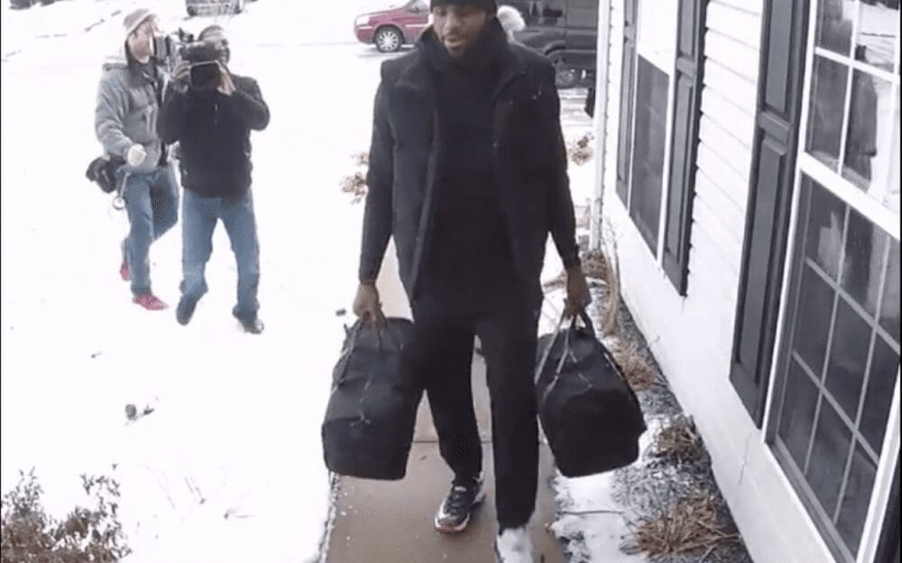Basket-Ball: Quand Lebron James livre 1,3 million de dollars en cash à une famille (vidéo)